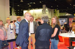 Ministerialdirigent Manfred Walhorn und Schuldezernentin Dr. Agnes Klein am Caritas-Stand auf der gamescom