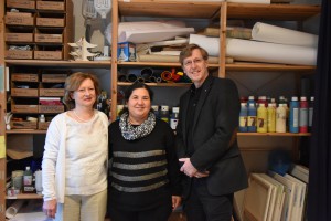Leiterin des Therapiezentrums Brigitte Brand-Wilhelmy, Ayse Tuncer und Caritas-Vorstand Peter Krücker