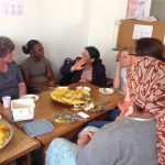beim gemeinsamen Couscous-Essen geht der Austausch weiter